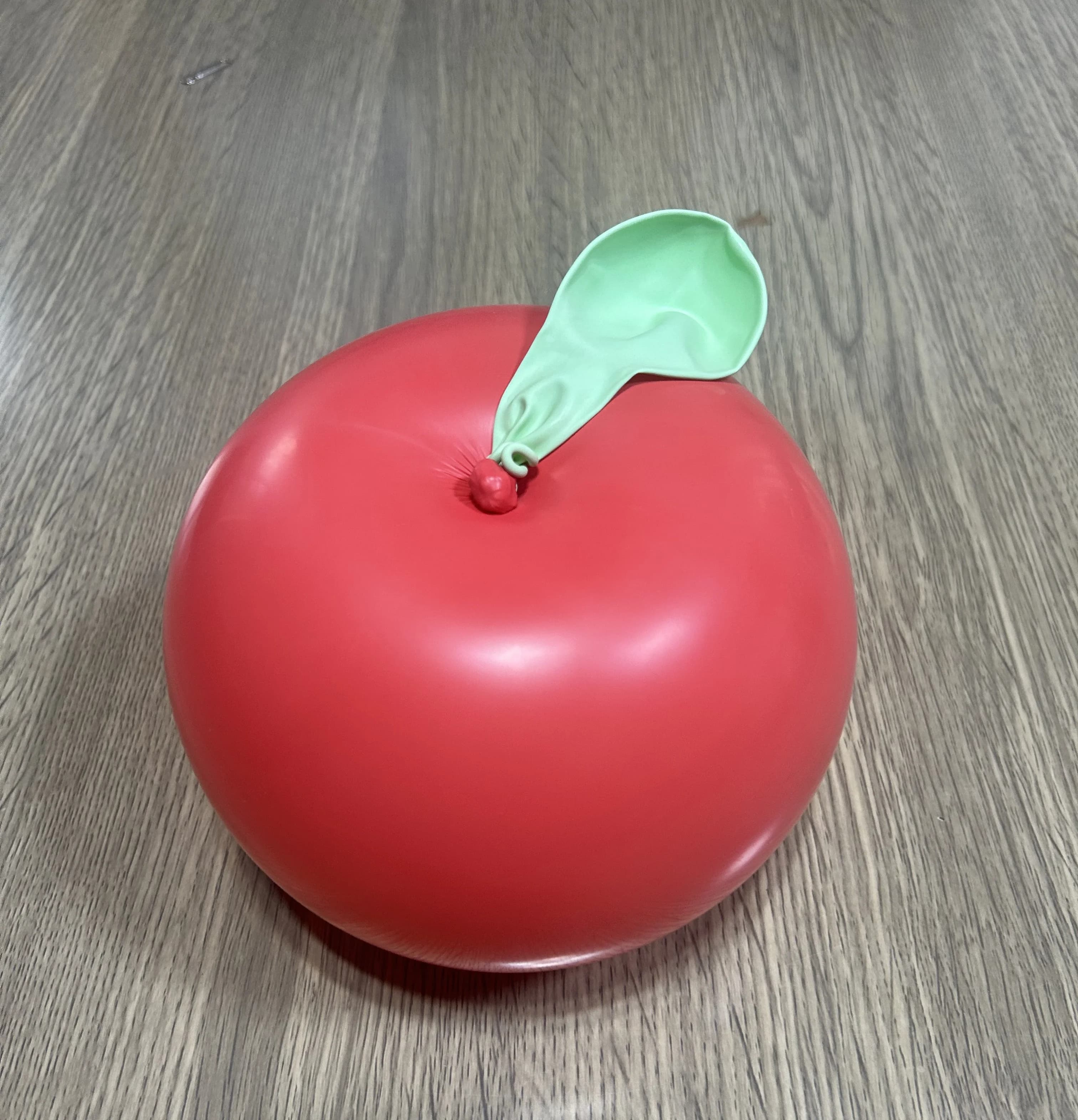 バルーンアートで作ったリンゴ
