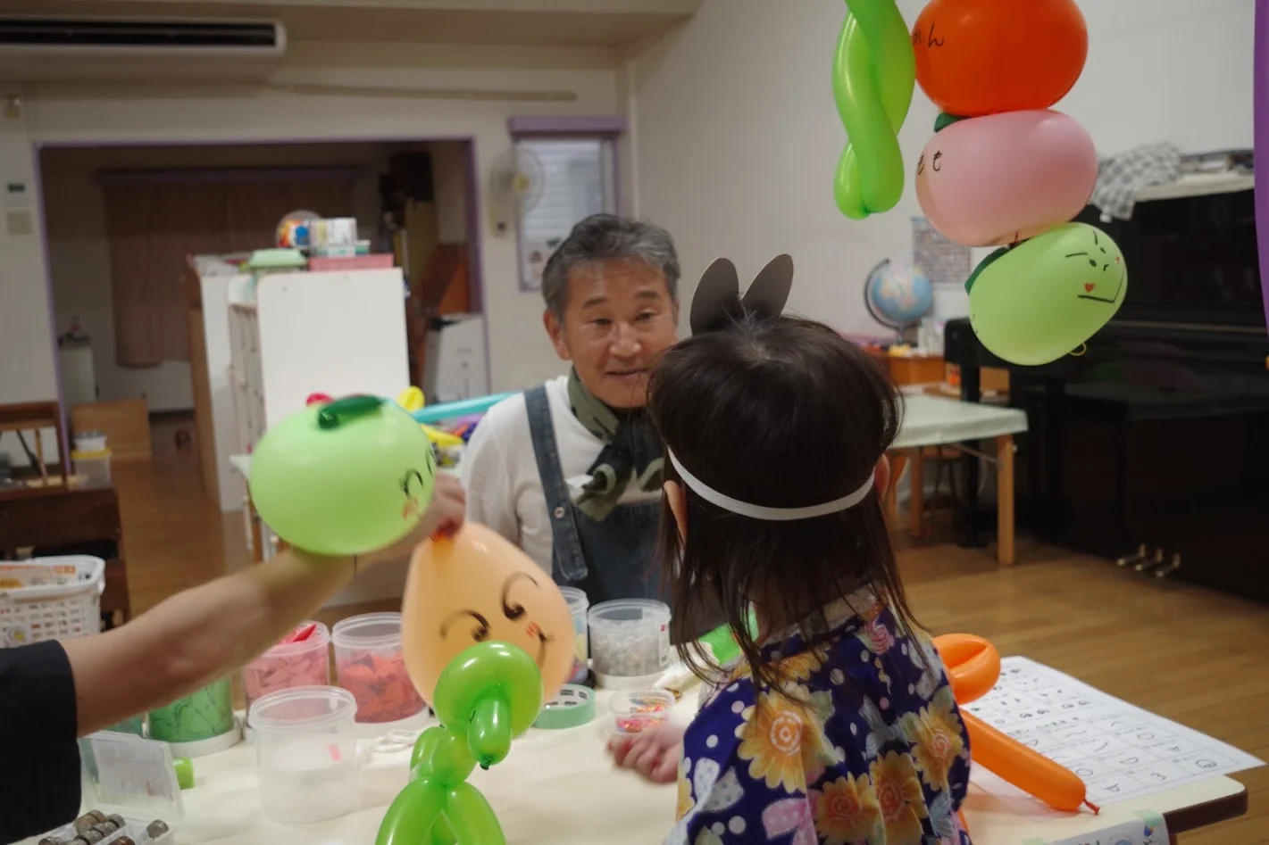 園児にバルーンアートを見せる代表の実演の様子